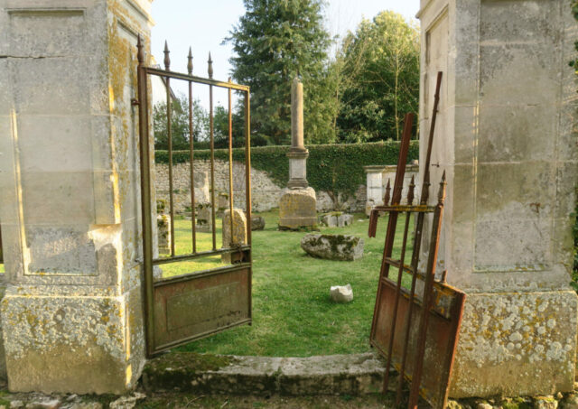 eglise_letroncq_cimetiere_famille